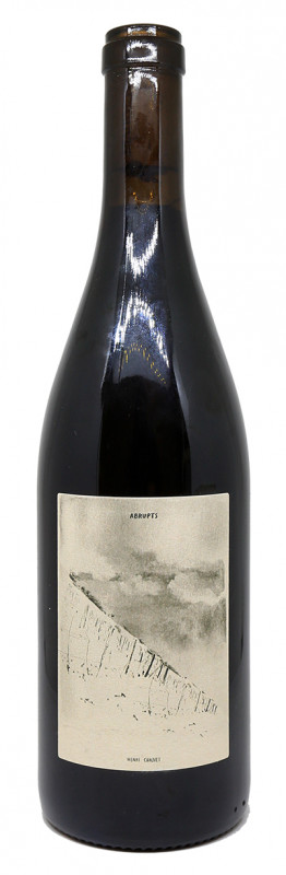 bouteille de vin rouge, &eacute;tiquette sobre, domaine henri chauvet, abrupts 2023, vin nature, terroir volcanique, fond min&eacute;ral, ambiance rustique, bois et pierre, style &eacute;pur&eacute;