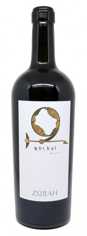 Bouteille Zorah Karasi Areni 2022, amphore traditionnelle arm&eacute;nienne, vignes en altitude, paysage de Vayots Dzor, sol calcaire, vin rouge Areni, tradition viticole caucasienne, culture ancestrale du vin