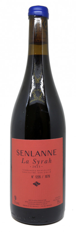 bouteille la syrah 2023, domaine senlanne, vin rouge naturel, syrah, &eacute;levage barrique 3 vins, &eacute;tiquette minimaliste, vin artisanal, sols calcaires, bouchage cire manuelle, vin biodynamique, vignoble languedoc