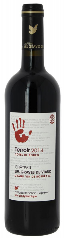 Ch&acirc;teau Les Graves de Viaud - TERROIR - Biodynamie 2014 Au c&oelig;ur des c&ocirc;tes de Bourg, Le Ch&acirc;teau Les Graves de Viaud, s'&eacute;tend sur 15 ha sur un coteau expos&eacute; plein sud compos&eacute; de vignes, de pr&eacute;s, de bois. C'est dans ce bel environnement que sont implant&eacute;es 11.5 ha de vignes sur des sols de graves argileuses. Le domaine existe depuis 1850, cit&eacute;e dans le F&eacute;ret depuis 1875. En 1994, la propri&eacute;t&eacute; change de main, les nouveaux propri&eacute;taires font construire de nouveaux chais et vinifient eux-m&ecirc;mes. C&rsquo;est ici en 2010 que Philllipe Betschart d&eacute;cide de vivre jusqu&rsquo;au bout sa passion des vins, amateurs des grands vins de terroir, il a logiquement entrepris de conduire les vignes en agriculture biologique et biodynamique (DEMETER) afin de tirer tout la quintessence de ce beau terroir.